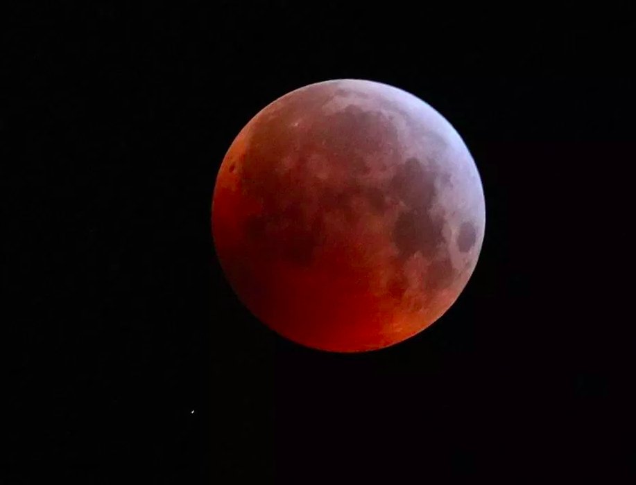 Des images d'éclipse lunaire montrent l'incroyable super lune de sang