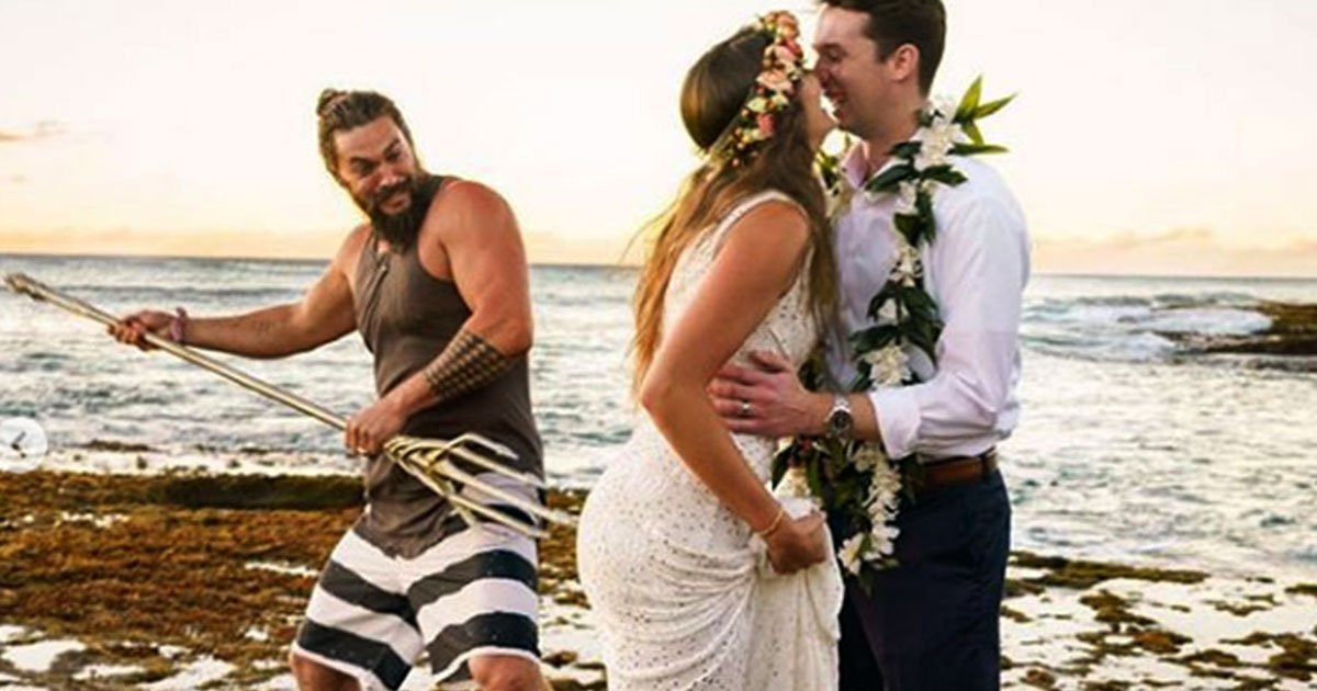 lol the result is hilarious yet amazing.jpg?resize=1200,630 - Jason Momoa fait une apparence surprise sur les photos de mariage d'un jeune couple