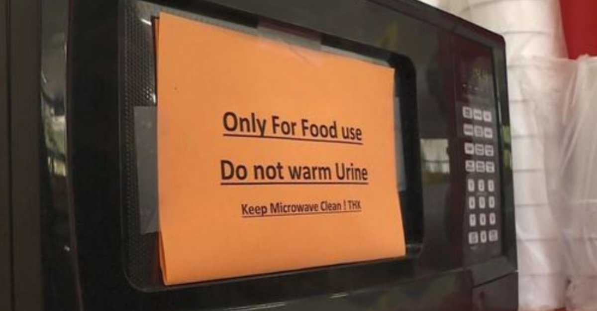 pee in microwave.png?resize=1200,630 - Ce gérant d'épicerie a dû mettre un mot sur son micro-onde pour dire aux gens d'arrêter d'y réchauffer de l'urine