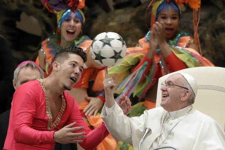 pope.jpeg?resize=1200,630 - Avec cette photo, le Pape François est devenu le premier mème de l'année 2019