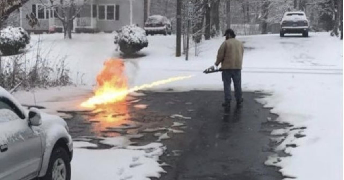 screen shot 2019 01 18 at 12 44 27 pm.png?resize=1200,630 - Tranquille, il utilise un lance-flamme pour retirer la neige devant la chez lui