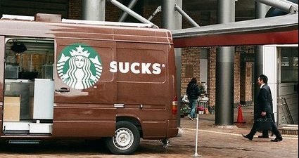 starbucks fail van perfect timing e1555391317301.jpg?resize=1200,630 - The Most Perfectly Timed Photos Ever, No Photoshop!