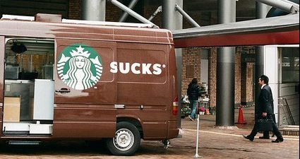 starbucks fail van perfect timing e1555391317301.jpg?resize=412,275 - The Most Perfectly Timed Photos Ever, No Photoshop!