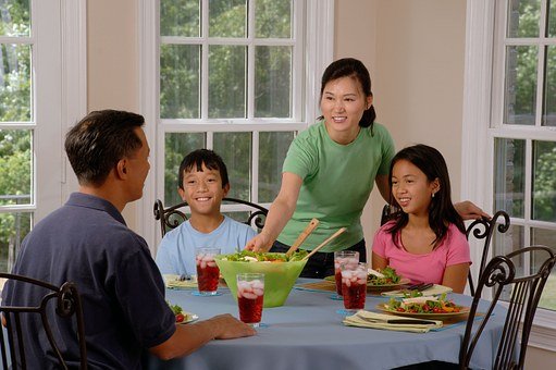 테이블에서 식사를 가족, 다 이닝, 부모, 어린이, 식사, 함께, 아들