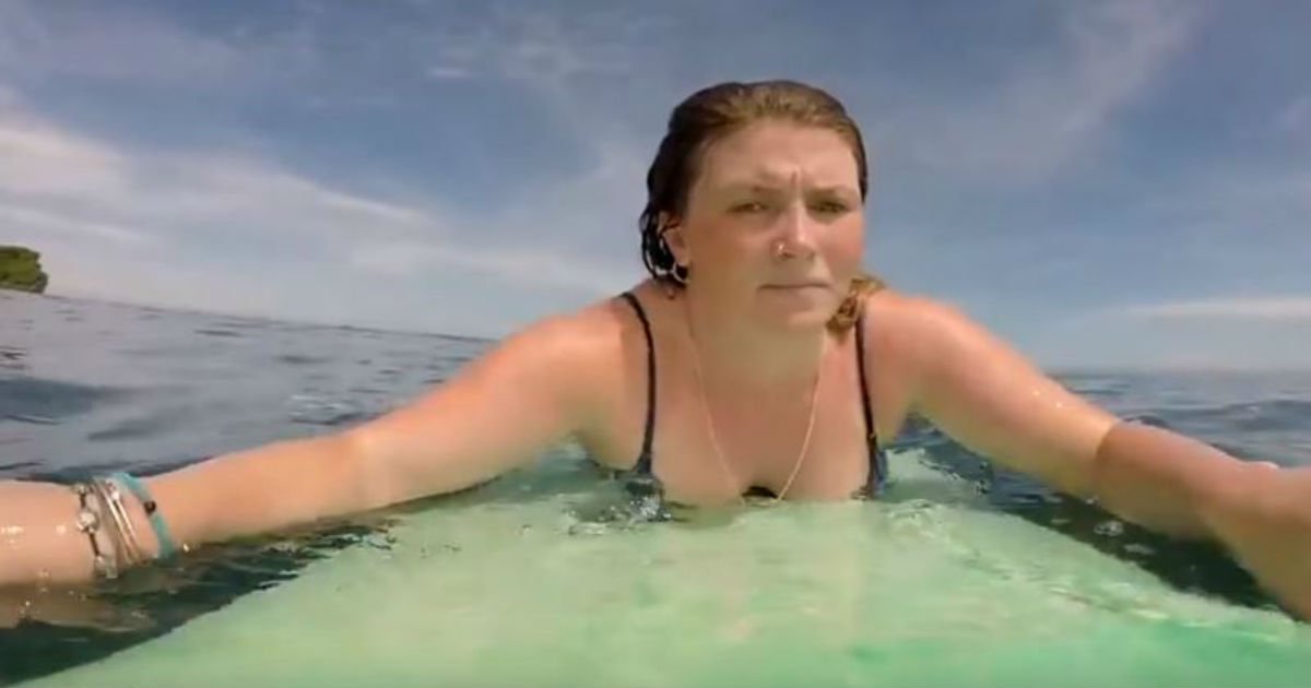 eba088ebb2a0ecb9b4.jpg?resize=1200,630 - 서핑을 즐기다가 바닷 속에서 발견한 '물체'에 얼굴을 찌푸리는 여성 (영상)