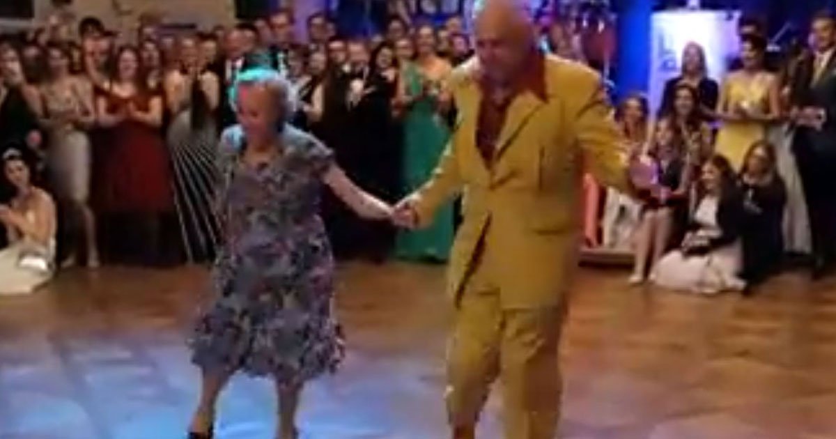 elderly couple dance.jpg?resize=1200,630 - Un couple de plus de 90 ans laisse tout le monde stupéfait par leurs mouvements de danse