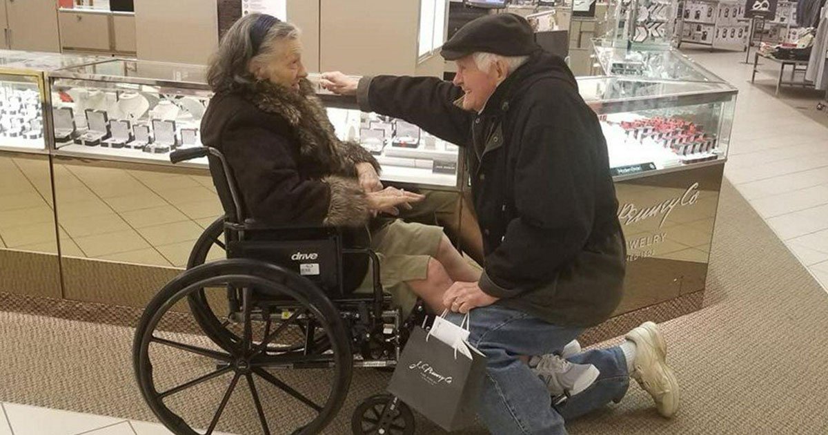 elerly couple.jpg?resize=412,232 - 85-Year-Old Man Proposes His Wife Of 63 Years Once Again After She Undergoes Heart Surgery