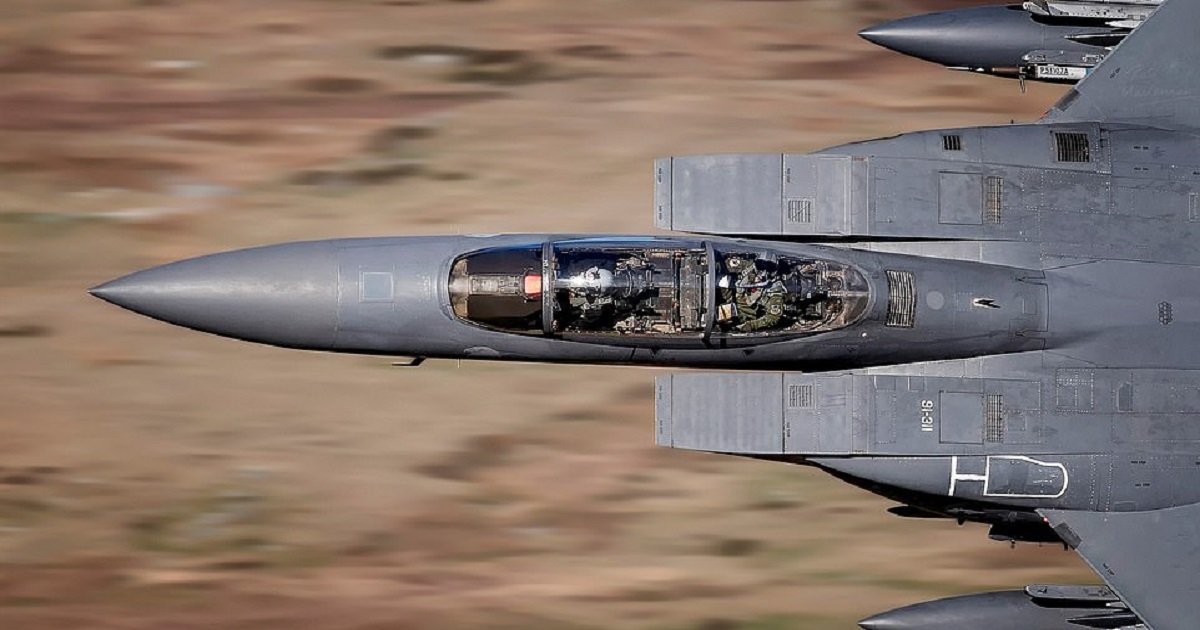 f3.jpg?resize=412,275 - Photographer Captures The Perfect Moment As The F-15 Pilot Looks Up Into The Camera As The Plane Screams Past Below Him