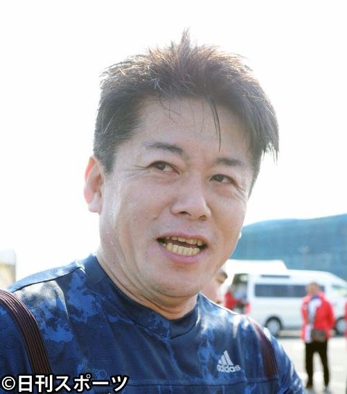 堀江貴文氏「悪いんか?」生放送中スマホ操作で反論