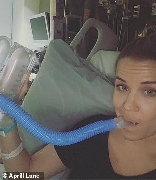 Aprill a pris des selfies comme elle a fait un test respiratoire à l'hôpital de Dallas