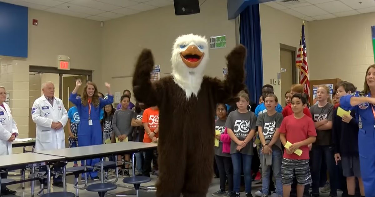 1 46.jpg?resize=412,275 - Army Mother Showed Up As The School's Eagle Mascot To Surprise Her Son