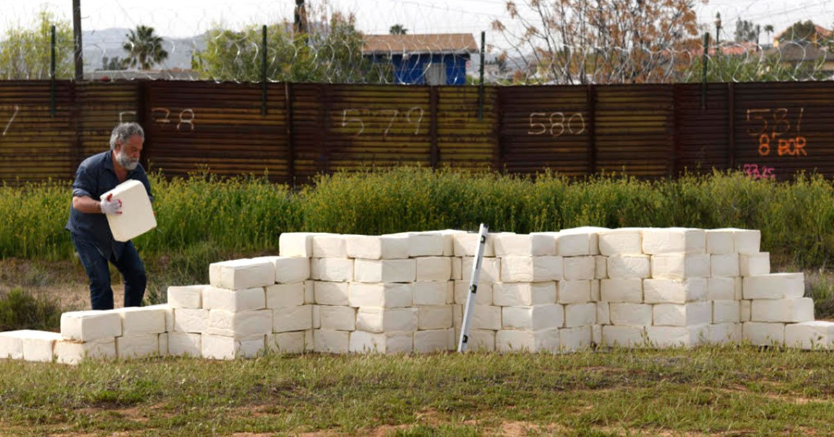 artist building a wall of cheese at us mexico border to make america grate again.jpg?resize=412,232 - Pour protester contre la construction du mur  à la frontière américano-mexicaine; un artiste construit son mur de fromage