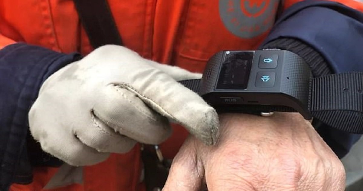 b3 10.jpg?resize=412,275 - Street Cleaners In China Are Required To Wear GPS-Tracking Bracelets