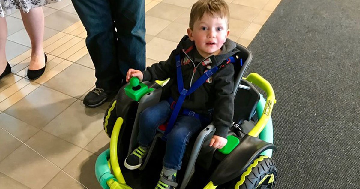 boy super wheelchair.jpg?resize=1200,630 - Des lycéens en robotique ont transformé une voiture miniature en fauteuil roulant électrique pour un garçon de 2 ans ayant des problèmes de mobilité