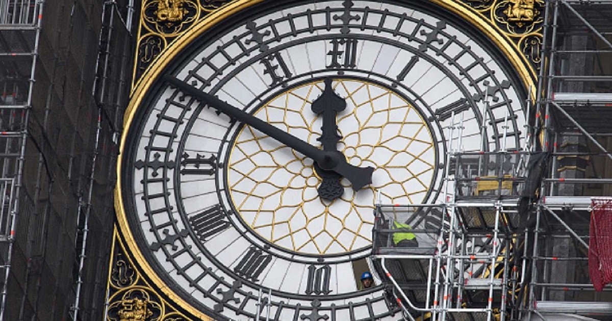 c3.jpg?resize=412,275 - British Schools Forced To Remove Analog Clocks Because Students Can't Read Them