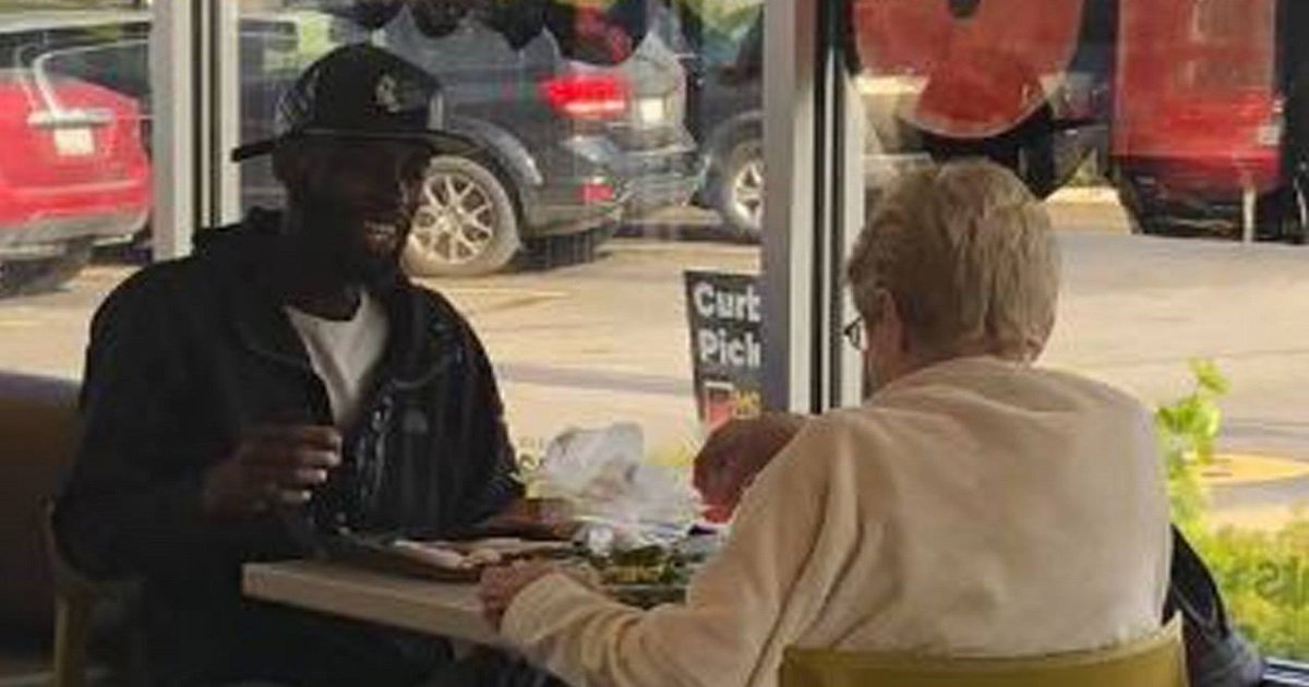 f3 6.jpg?resize=1200,630 - Une vieille femme a mangé avec un inconnu au hasard chez McDonald's et les photos du doux moment sont devenues virales