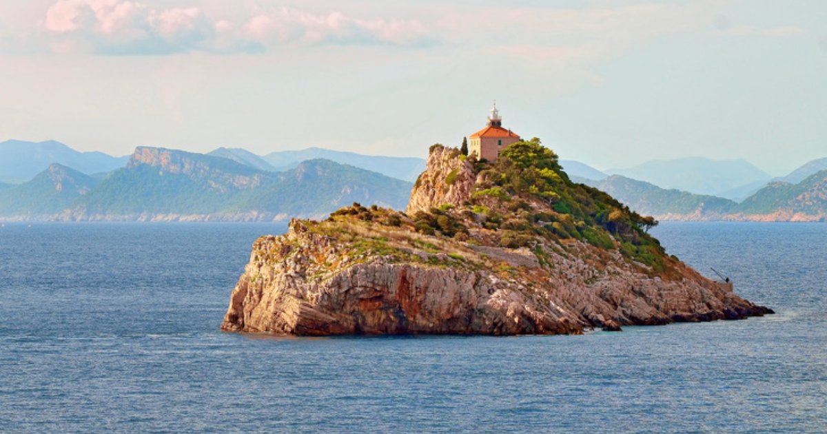 isolated house.png?fit=1024%2C538&ssl=1&strip=all - 13 Beautiful Houses In Isolated Areas That Will Calm Your Soul