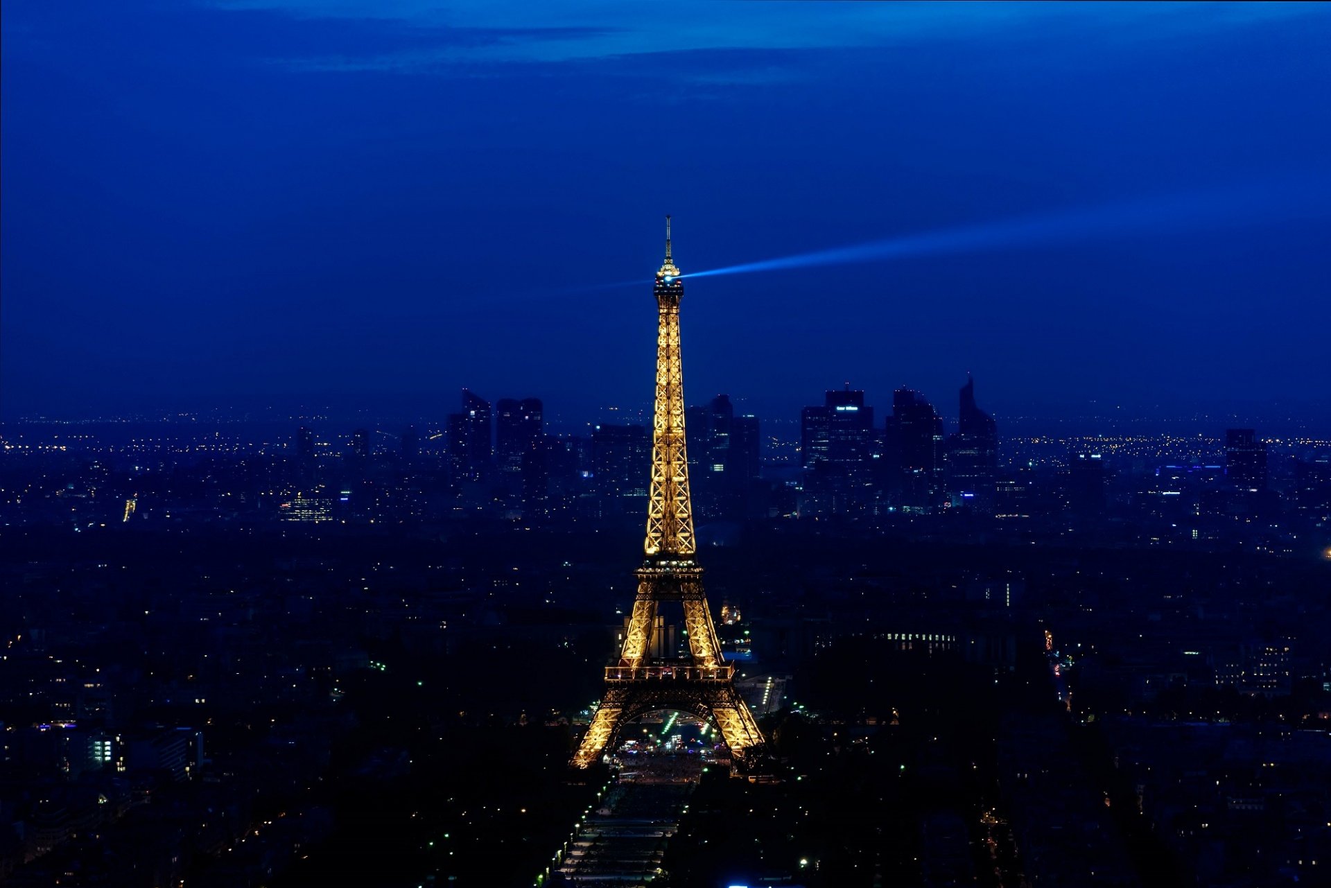 jean beaufort tour eiffel.jpg?resize=412,232 - Hommage aux victimes des attentats du Sri Lanka: la tour Eiffeil sera éteinte ce dimanche soir