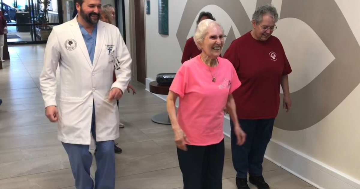 joyful woman.png?resize=1200,630 - Une femme de 91 ans a dansé avec joie après une opération réussie à la colonne vertébrale