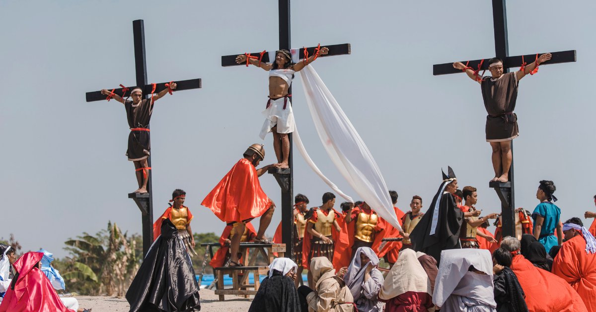 untitled design 55 1.png?resize=1200,630 - Des chrétiens dévoués cloués sur des croix en bois pour la célébration du vendredi saint