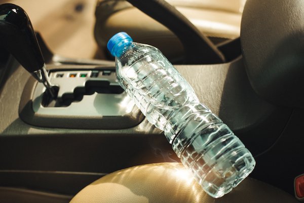 Résultat d'image pour les pompiers avertissent de ne jamais laisser d'eau en bouteille dans votre voiture