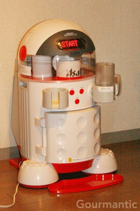 robot que sirve las latas