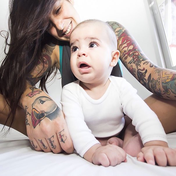 bebês-com-pais-tatuados-19