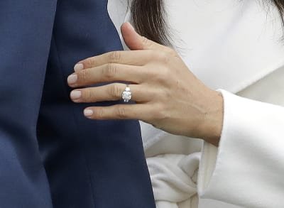 Resultado de imagen de anillo de compromiso de Meghan Markle