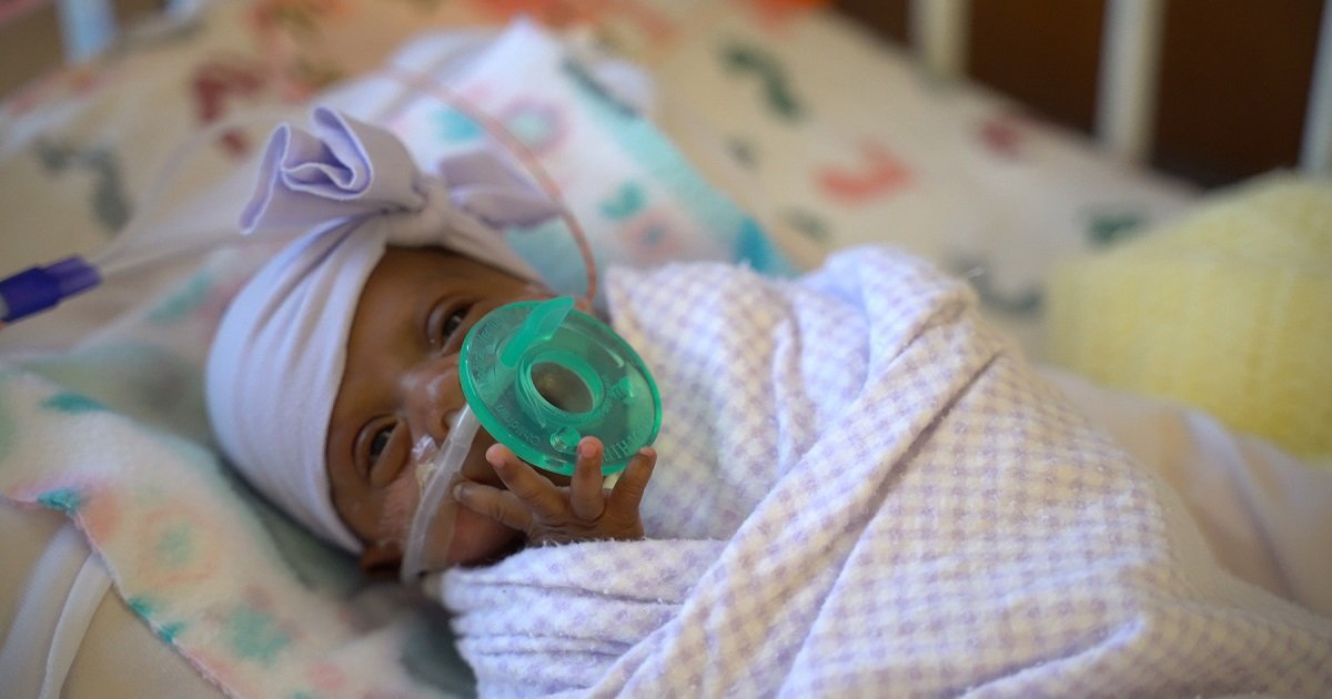 b3.jpg?resize=412,232 - Le plus petit bébé du monde rentre chez lui après cinq mois à l'hôpital