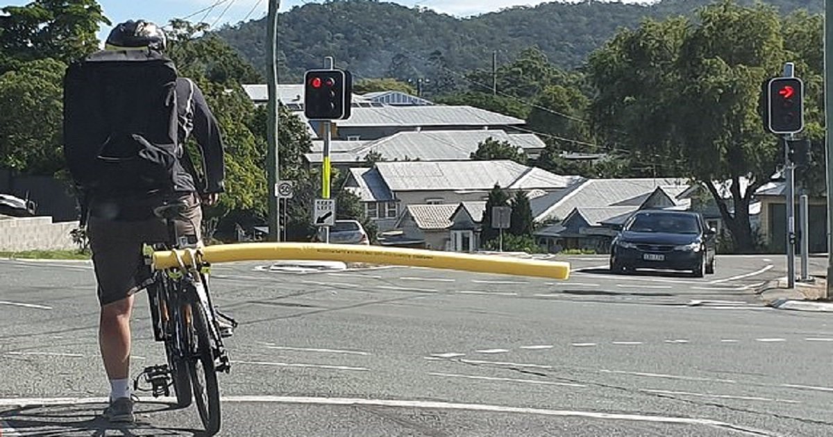 c3 8.jpg?resize=412,275 - Cyclist Attached A Swimming Pool Noodle To His Bike To Force Drivers To Keep A Safe Distance