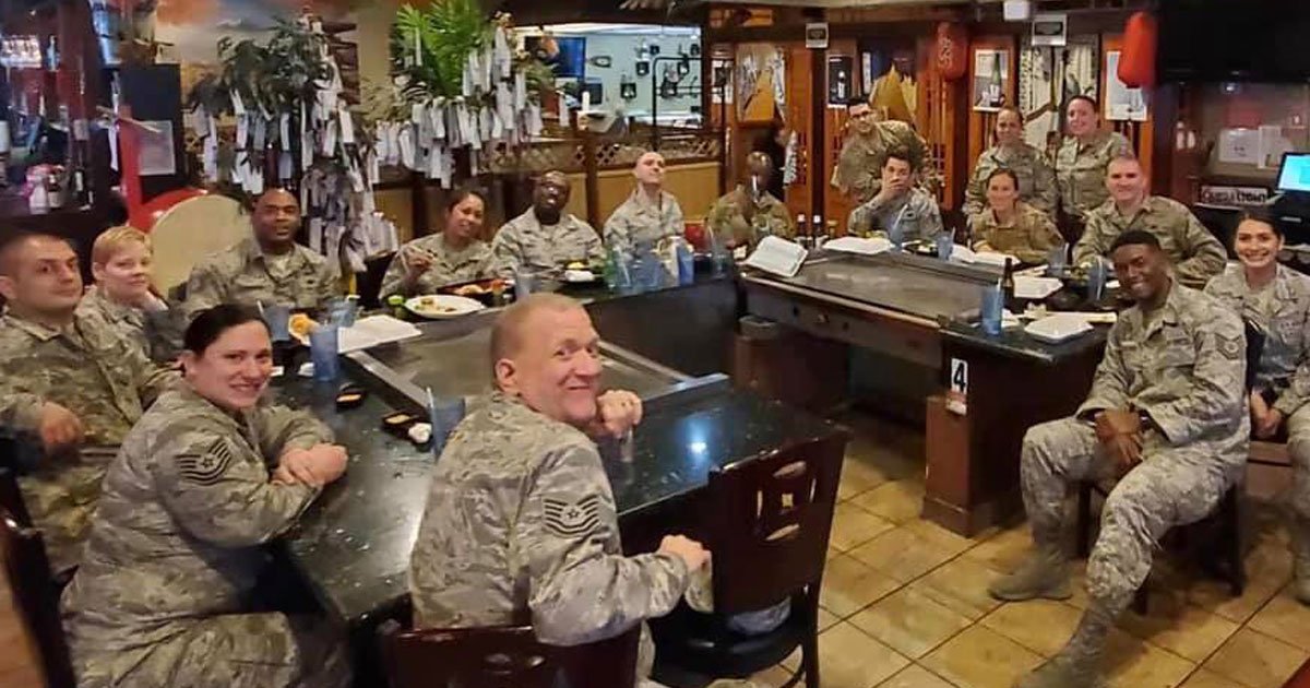 couple paid bill for military.jpg?resize=412,232 - A Couple’s Generous Deed For 18 Military Members Is Winning Everyone’s Heart