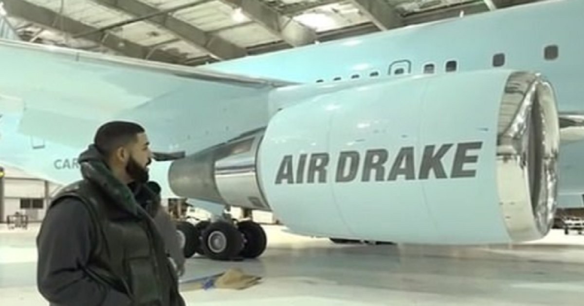 d3 7.png?resize=412,275 - Drake a donné au public un aperçu de son propre jet privé, le "Air Drake"