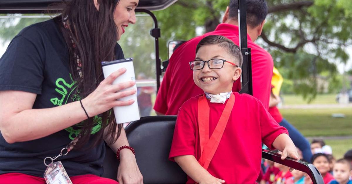 d5 18.png?resize=412,275 - 9-year-old Cheered by a Parade While Leaving School For Heart Transplant