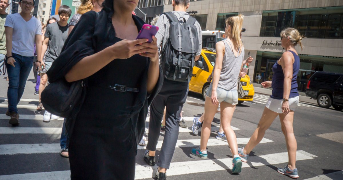 featured image 56.png?resize=1200,630 - New York State Senate Introduced A Bill To Fine Up To $250 To Pedestrians Who Text While Walking