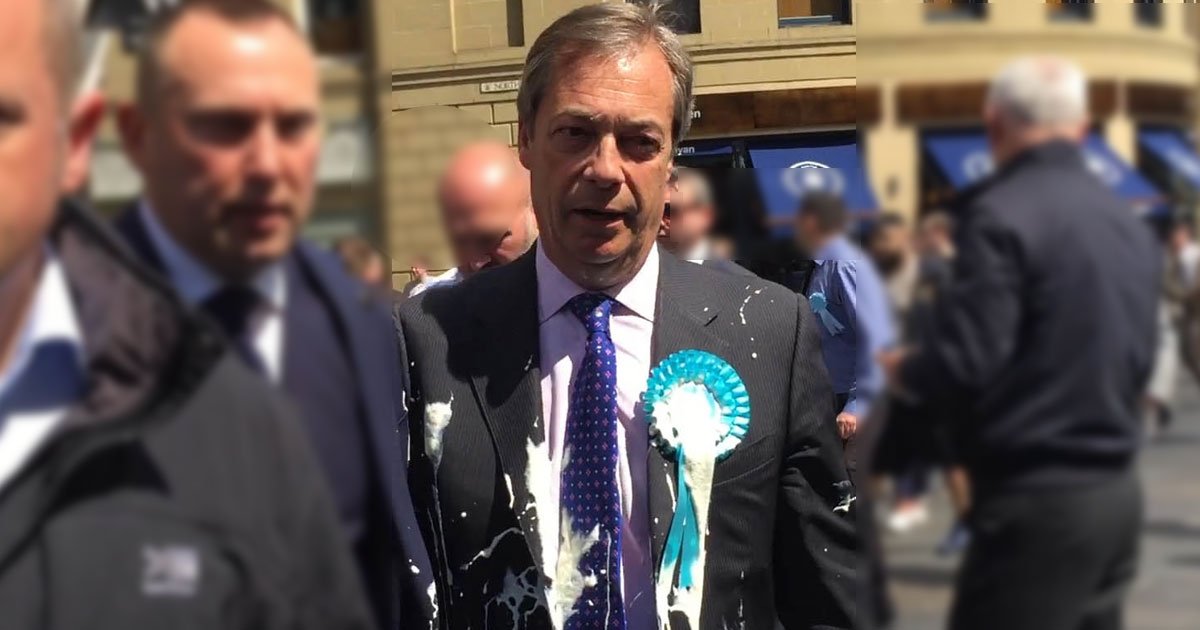 nigel farage milkshake.jpg?resize=1200,630 - Un manifestant a jeté un milkshake sur Nigel Farage, le dirigeant du Brexit, à Newcastle