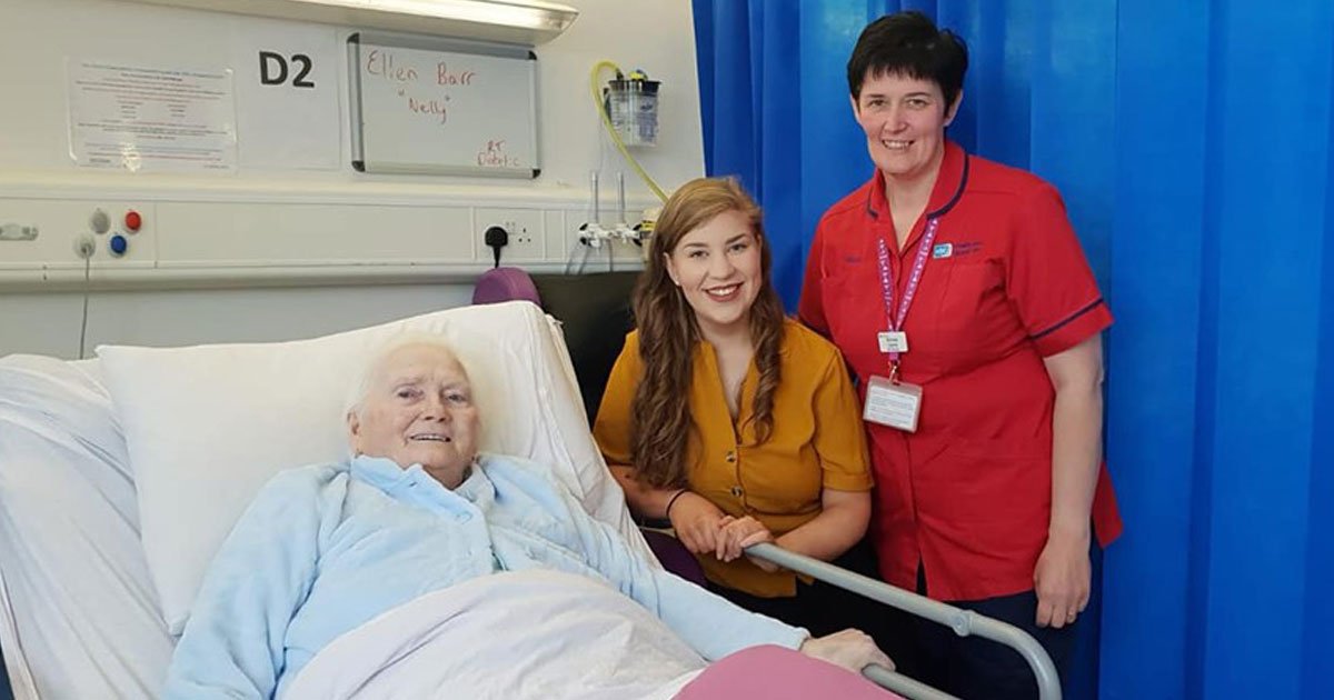 nurse sings for patients.jpg?resize=412,275 - Nursing Student Sang ‘Amazing Grace’ After Her Elderly Patient Asked Her To Sing Her Favorite Hymn