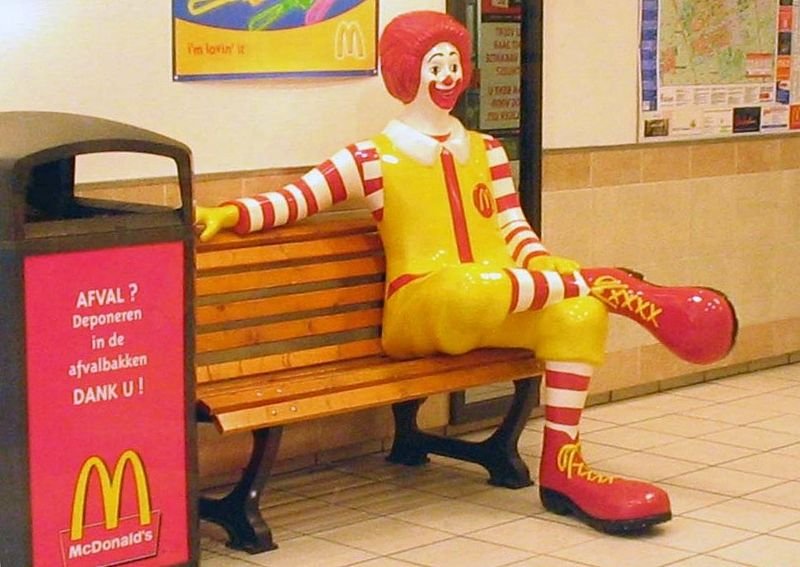 ronald mcdonald sitting.jpg?resize=1200,630 - En Autriche, les McDonald's deviennent des ambassades d'urgence pour le ressortissant Américain...