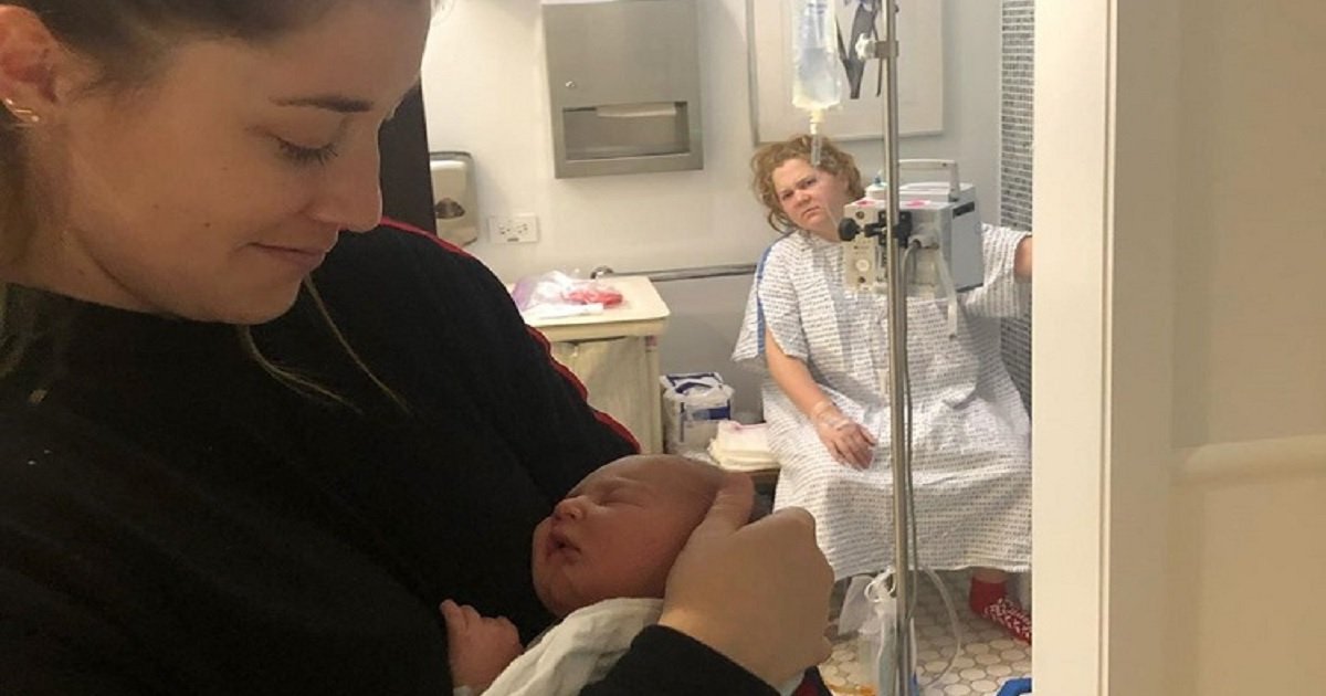 s4 2.jpg?resize=1200,630 - Amy Schumer a partagé une photo hilarante d'elle et de son bébé pour montrer la réalité après l'accouchement