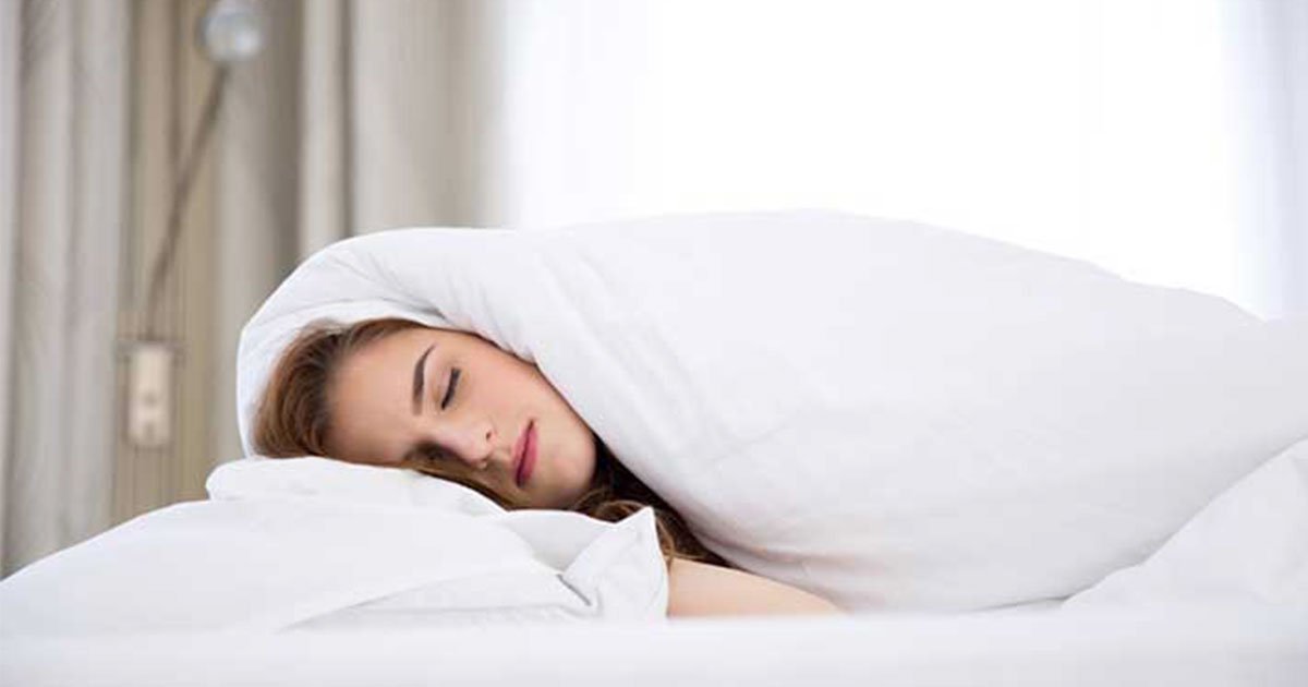 sleeping with a weighted blanket relieves stress and anxiety.jpg?resize=1200,630 - Dormir avec une couette alourdie peut soulager votre stress et votre anxiété