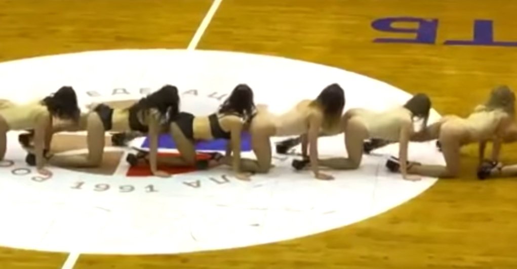 strip.jpg?resize=1200,630 - En Russie, ce spectacle de pom pom Girls lors d'un match de basket fait grimper la température.