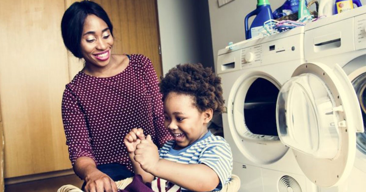 study found married moms spend more time on household chores than single moms.jpg?resize=1200,630 - Une étude révèle que les mères mariées passent plus de temps sur les tâches ménagères que les mères seules