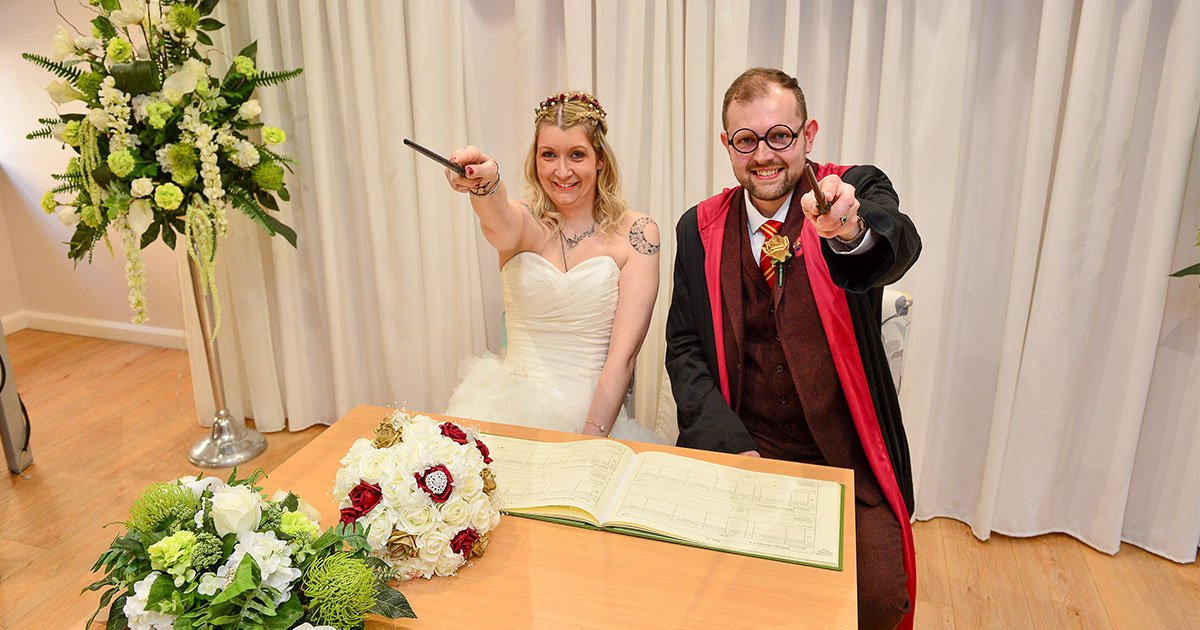 the couple who are harry potters superfans throw hogwarts themed wedding.jpg?resize=1200,630 - A Couple Who Are Harry Potter’s Super-Fans Threw Hogwarts-Themed Wedding