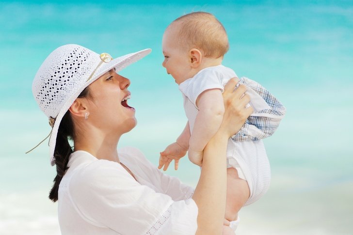 Un estudio reveló que tu bebé usa estrategias para hacerte sonreír y, de esa forma, demostrarte su amor
