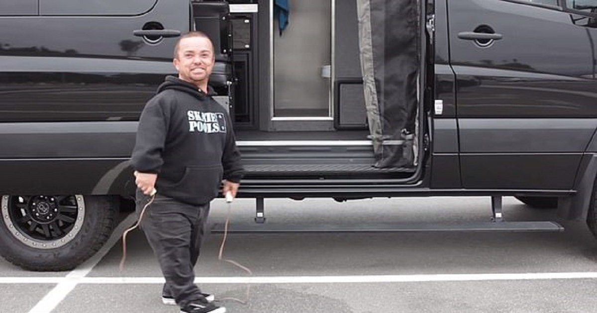 v3.jpg?resize=1200,630 - Jason Acuna alias "Wee Man" a abandonné son style de vie somptueux pour une vie plus simple dans un van