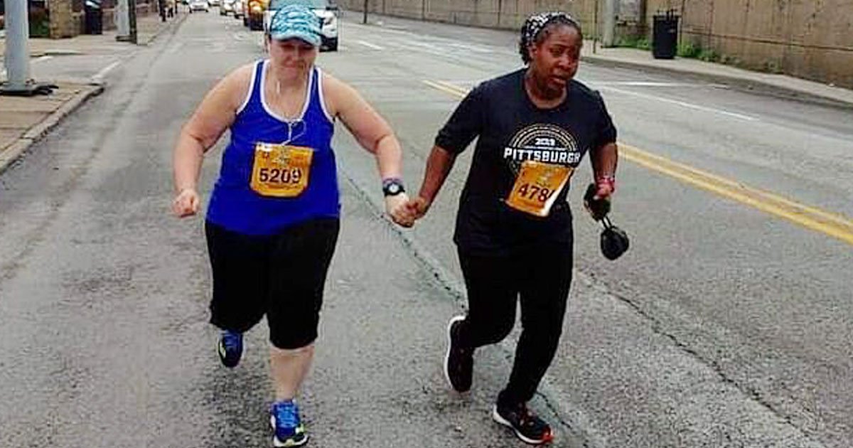 women helping marathon.jpg?resize=412,232 - Heartwarming Video Of Two Strangers Helping Each Other Finish The Line Of The Pittsburgh Marathon Went Viral