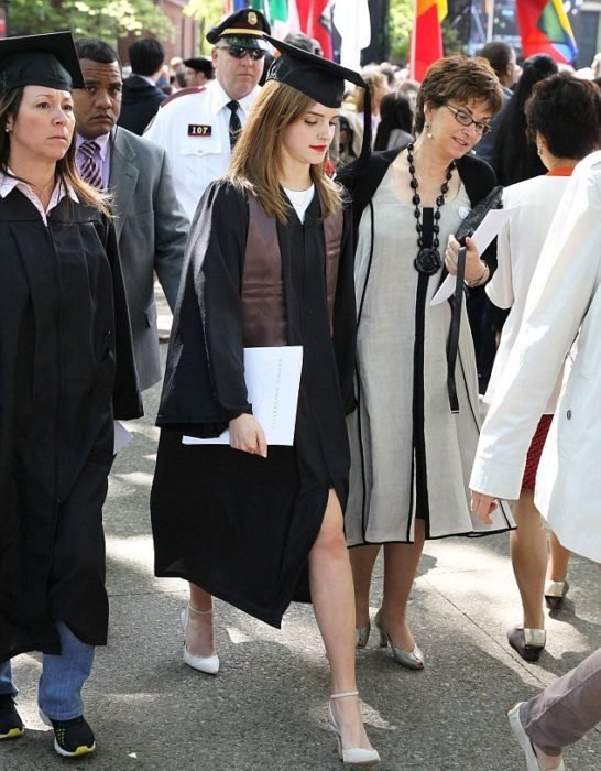 Emma Watson usando toga en su graduación de nivel licenciatura
