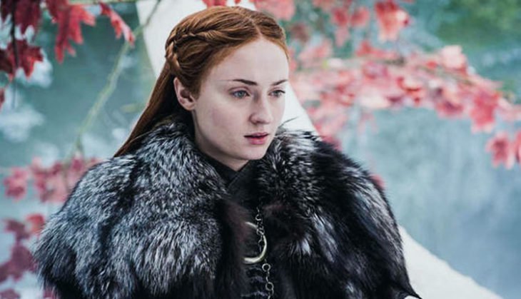 Sansa Stark bajo un cerezo congelado, escena de la serie Game of thrones