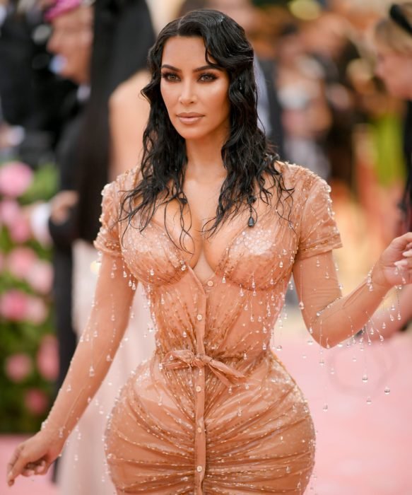 Kim Kardashian durante la met gala usando un vestido de color café, ondas que simulan el cabello mojado 