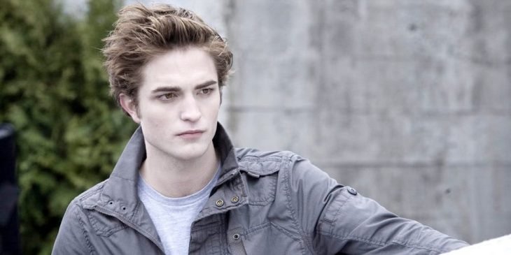 El actor Robert Pattinson interpretando al personaje de Edward Cullen en la película Crepúsculo