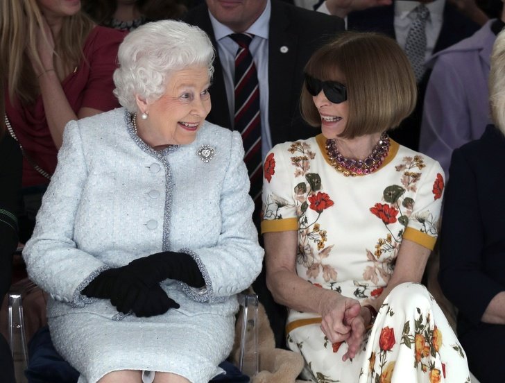 14 Historias sobre el encuentro de algunos famosos con la reina Isabel II (Casi todos rompieron la etiqueta)